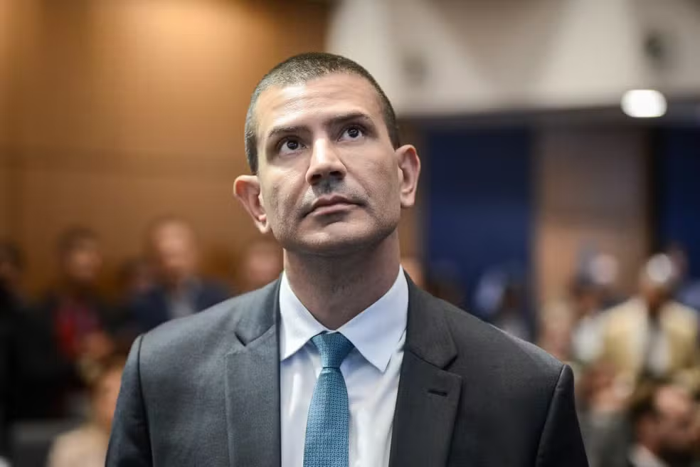 Com eleição questionada na Justiça e boicote da oposição, Douglas Ruas é eleito presidente da Alerj e deve assumir o governo do RJ