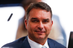 Flávio Bolsonaro não assinou três das cinco CPIs sobre o Master que poderia apoiar