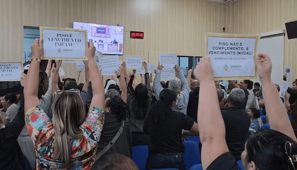 Professores protestam durante votação do piso do magistério na Câmara de Campos