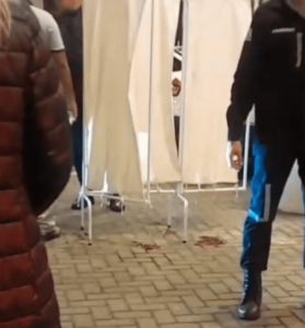 Dois homens ficam feridos após troca de tiros em estacionamento de shopping em Caxias