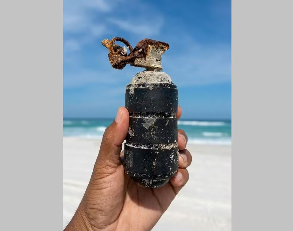 Granada é encontrada durante mutirão de limpeza em praia de Arraial do Cabo