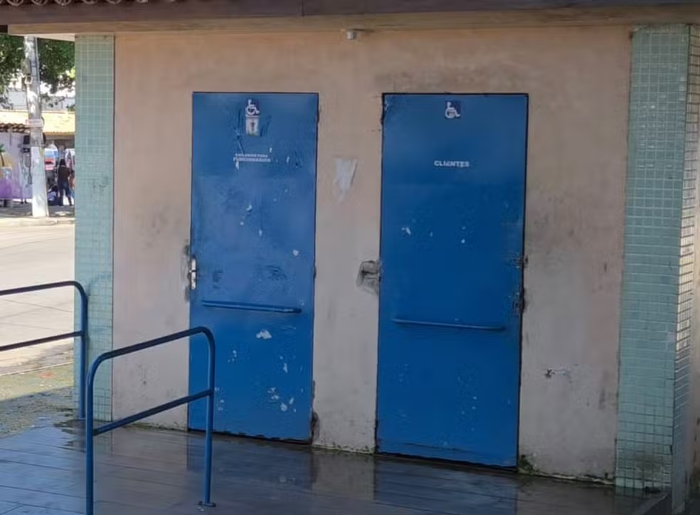 Comerciantes denunciam condições precárias de banheiros sob ponte em Campos: 'situação feia'