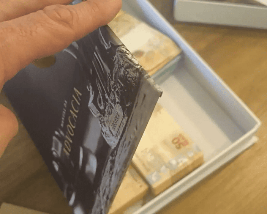 PF apreende dinheiro dentro de livro falso