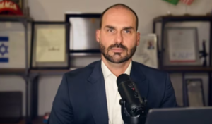 PF encerra processo e decide demitir Eduardo Bolsonaro por abandono de cargo