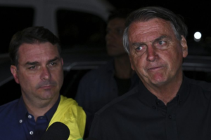Moraes deixa Jair e Flávio Bolsonaro sem saída: ou pai volta para cadeia ou filho fica inelegível