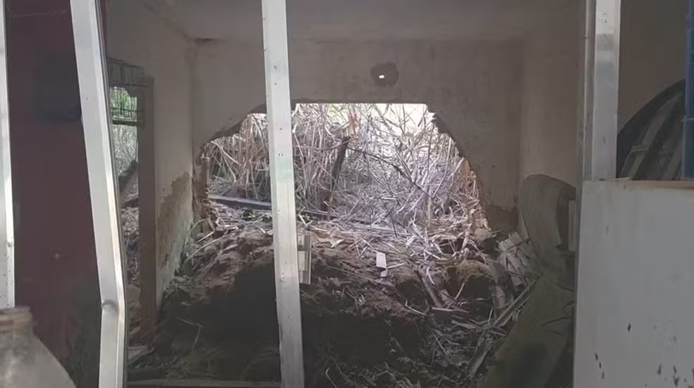 Deslizamento às margens da RJ-186 preocupa moradores há quase cinco anos em Santo Antônio de Pádua (VIDEO)