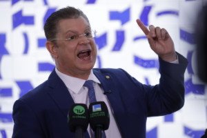 Sóstenes e outros dois deputados do PL são ‘laranjas’ de Valdemar em emendas com suspeita de desvio