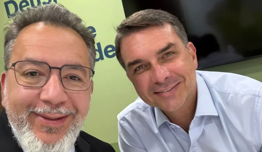 Antes de aliado ser preso com fuzil, Flávio Bolsonaro prometeu ‘abater bandido’ que porta a arma