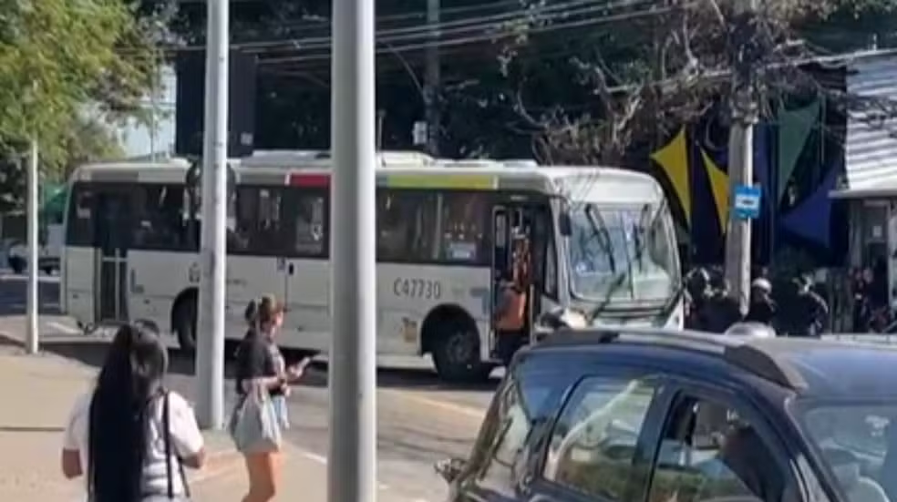Três ônibus são usados como barricadas na Zona Sudoeste do Rio (VIDEO)