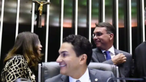 Flávio Bolsonaro negocia vaga no STF para bispo da Universal em troca de apoio dos Republicanos