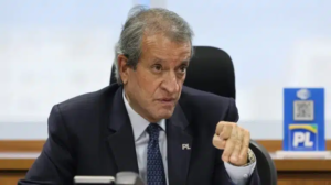 Apesar da proibição de atividade política, Bolsonaro decidirá vice de Flávio, diz Valdemar