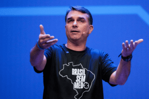 Em reação a Flávio, deputado petista quer criminalizar traição à pátria