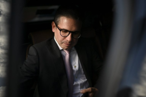 Acuado, Hugo Motta planeja nos bastidores reação à decisão de Flávio Dino sobre emendas