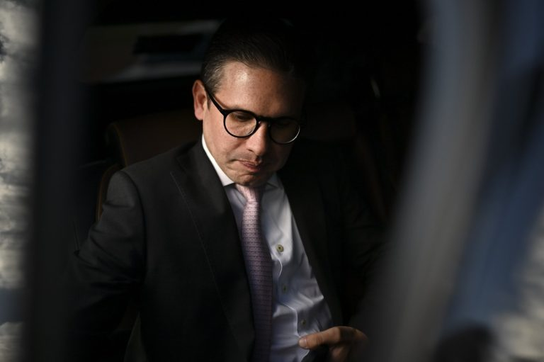 Acuado, Hugo Motta planeja nos bastidores reação à decisão de Flávio Dino sobre emendas