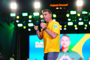 TSE desmente Flávio Bolsonaro sobre urnas com mesmo texto que contestou o pai em 2022