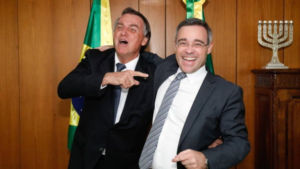 Sem saída: Por que André Mendonça foi obrigado a liberar inquérito da PF sobre Flávio Bolsonaro? (VIDEO)