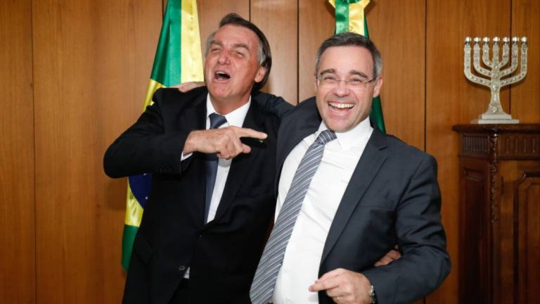 Sem saída: Por que André Mendonça foi obrigado a liberar inquérito da PF sobre Flávio Bolsonaro? (VIDEO)