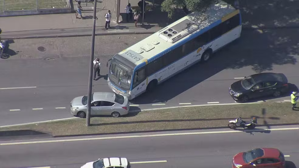Criminosos usam ônibus como barricadas e interditam pista da Avenida Ayrton Senna, na altura da Gardênia Azul