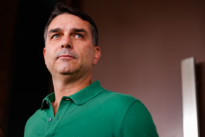 Defesa de Flávio Bolsonaro aciona Fachin para tirar Dino de caso ‘Dark Horse’