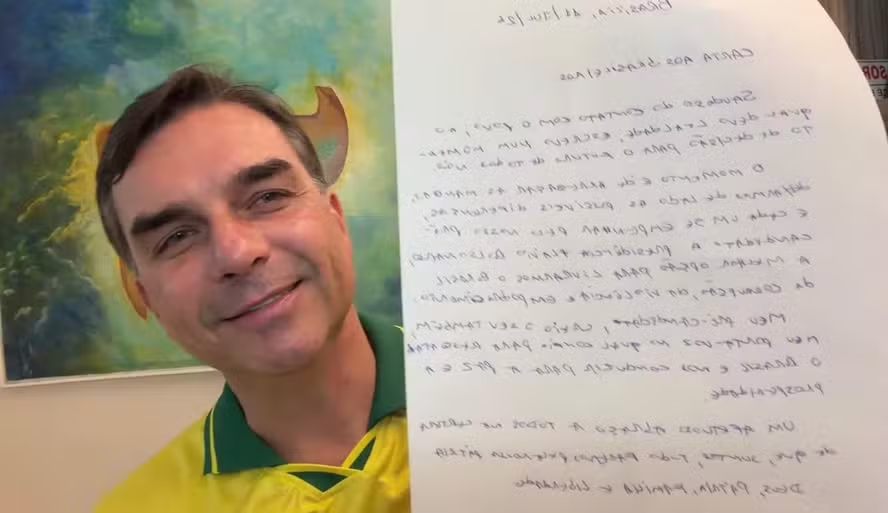 Bolsonaro contradiz Flávio e diz a Moraes que filho leu carta em live sem sua autorização
