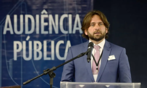 Criticado por relação com Joesley Batista, coordenador de campanha de Flávio ocupou cargos nas gestões de Bolsonaro e Tarcísio