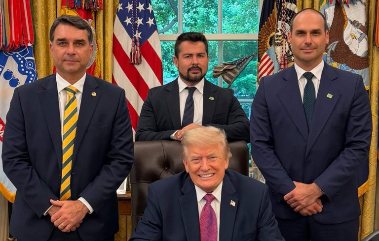 Em inglês, Eduardo Bolsonaro incita Trump a atacar o Brasil e prender Lula: “seguindo passos de Maduro”