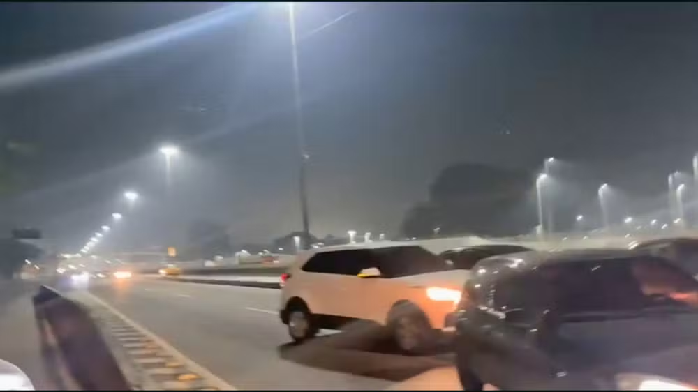 PM encontra carros-bomba e barricadas com explosivos no Complexo de Israel; Av. Brasil chegou a ser fechada