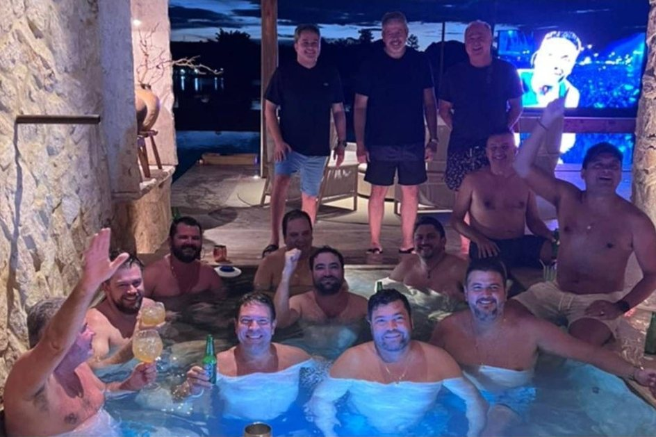 Na piscina com o "grupo seleto"