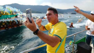 Flávio Bolsonaro ataca fim da escala 6×1 e propõe “alternativa” que reduz direitos após reunião com ministro de Bukele