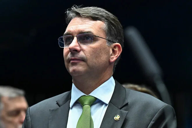 Flávio se nega a explicar novo repasse de US$ 1,6 mi de Vorcaro para financiar 'Dark Horse'