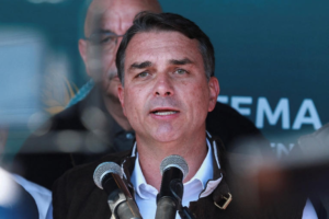 Mendonça abriu inquérito contra Flávio por corrupção, lavagem de dinheiro e evasão em caso Dark Horse