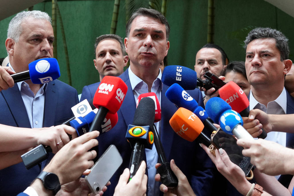 Flávio Bolsonaro se nega a revelar voto em fim da 6x1 e não responde sobre repasses de Vorcaro