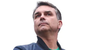 Esquema da loja de chocolates de Flávio Bolsonaro volta à tona com segredos revelados por ex-sócio; relembre