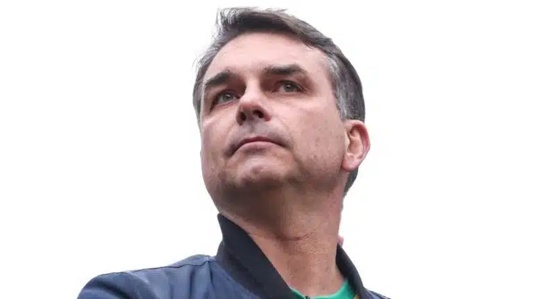 Esquema da loja de chocolates de Flávio Bolsonaro volta à tona com segredos revelados por ex-sócio; relembre