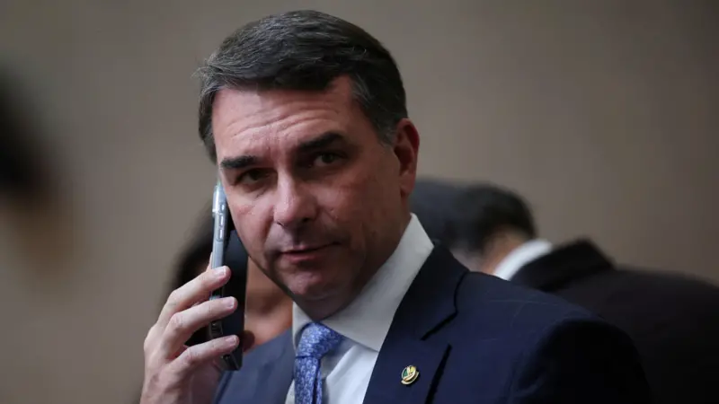 O que Flávio Bolsonaro ainda precisa esclarecer sobre 'Dark Horse' — e por que o filme não sai antes das eleições