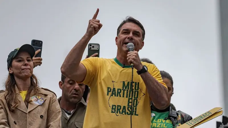 Flávio Bolsonaro é investigado por lavagem de dinheiro, evasão de divisas e corrupção no caso 'Dark Horse'; Mendonça mantém inquérito sob sigilo