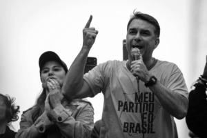 Flávio explora crise no STF com leviandade e cinismo
