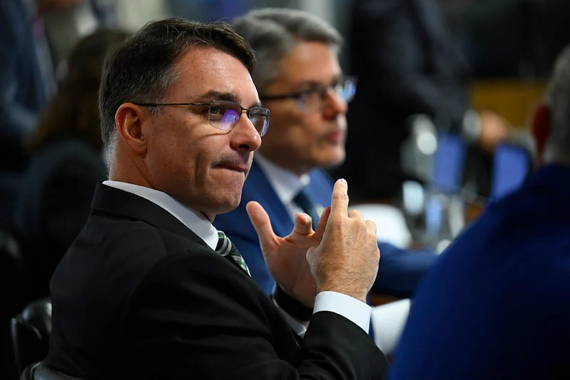 Flávio Bolsonaro interrompe campanha presidencial para tentar barrar PEC da 6×1