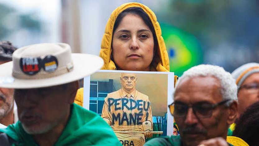 Quando os defensores da democracia viram as costas para ela, em vez disso